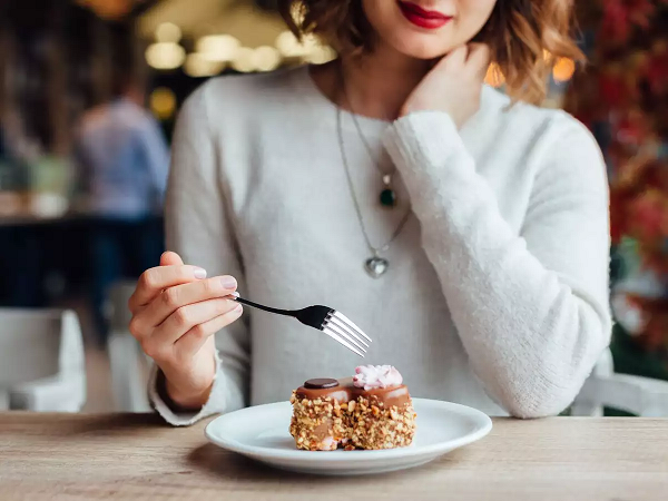 Tắm sau khi ăn tưởng bình thường hóa ra lại có hại đến như vậy