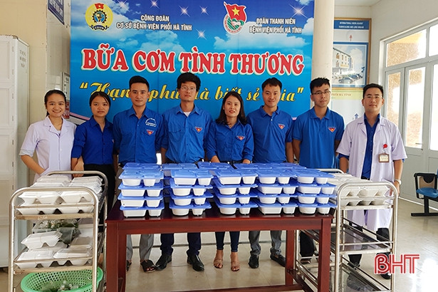 Trao 100 suất cơm tình thương cho bệnh nhân nghèo Bệnh viện Phổi Hà Tĩnh