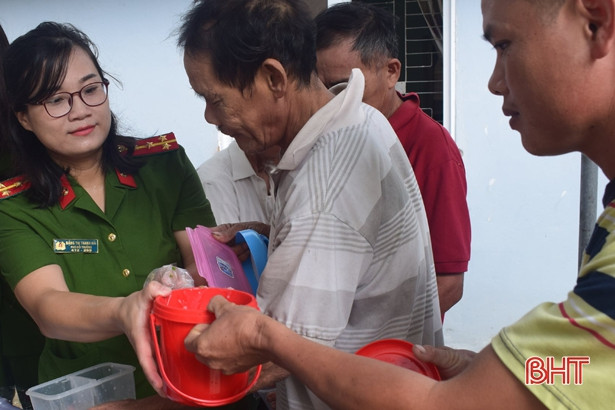 Hơn 200 bát cháo miễn phí đến với bệnh nhân nghèo Bệnh viện Cẩm xuyên