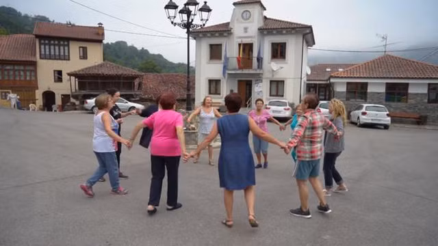 Cuộc sống ở ngôi làng hẻo lánh có chó sói nhiều hơn trẻ nhỏ