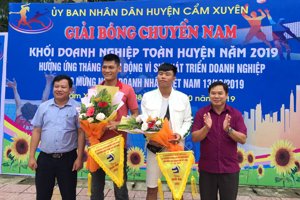 Doanh nghiệp Cẩm Xuyên sôi nổi tranh tài Giải bóng chuyền nam năm 2019