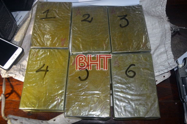 Bị bắt khi mang theo súng ngắn, vận chuyển 6 bánh heroin từ biên giới vào Hà Tĩnh