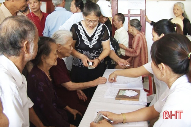 200 người cao tuổi Đức Thọ được khám sàng lọc các bệnh về mắt