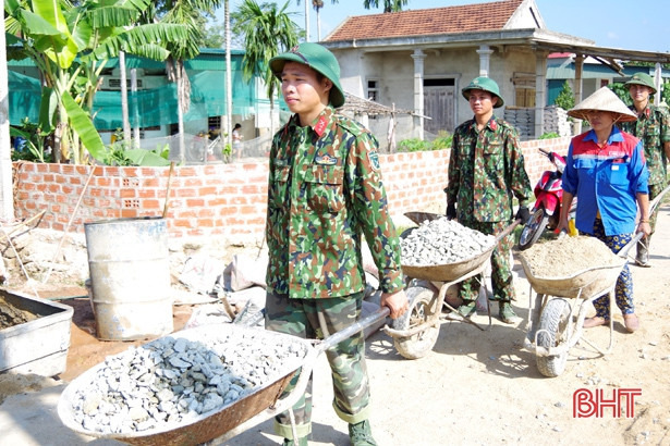Gần 100 CBCS Trung đoàn 841 giúp dân Cẩm Xuyên làm nông thôn mới