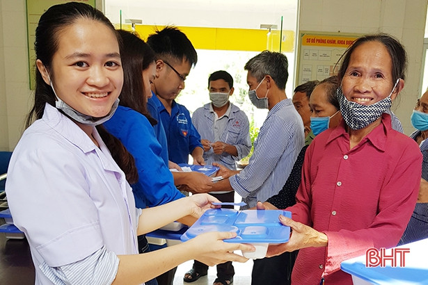 Trao 100 suất cơm tình thương cho bệnh nhân nghèo Bệnh viện Phổi Hà Tĩnh
