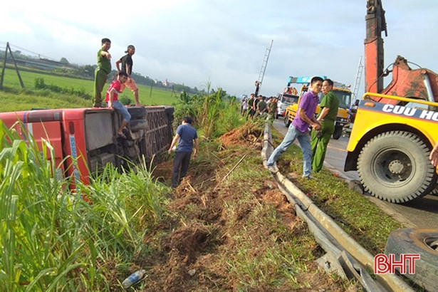 Xe khách qua Hà Tĩnh lật xuống ruộng, 1 người chết, 20 người bị thương