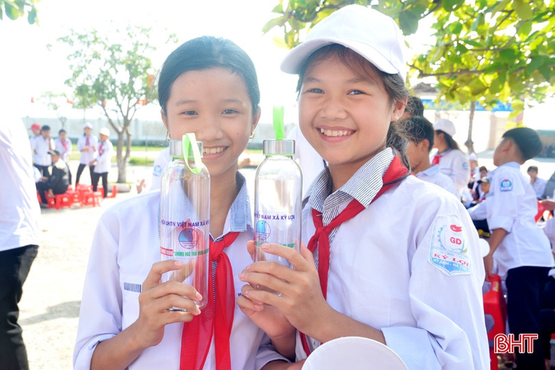 Phát động phong trào đổi rác thải nhựa lấy đồ dùng học tập ở TX Kỳ Anh