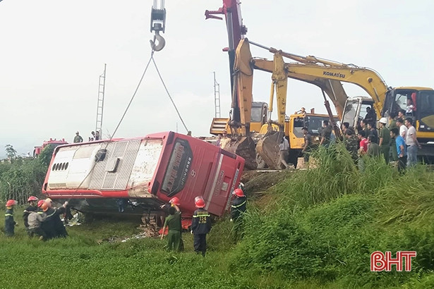 Xe khách qua Hà Tĩnh lật xuống ruộng, 1 người chết, 20 người bị thương