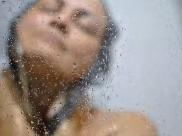 Tắm sau khi ăn tưởng bình thường hóa ra lại có hại đến như vậy