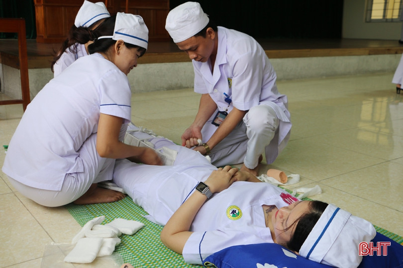 Cán bộ Bệnh viện Đa khoa thị xã Hồng Lĩnh thi tay nghề giỏi