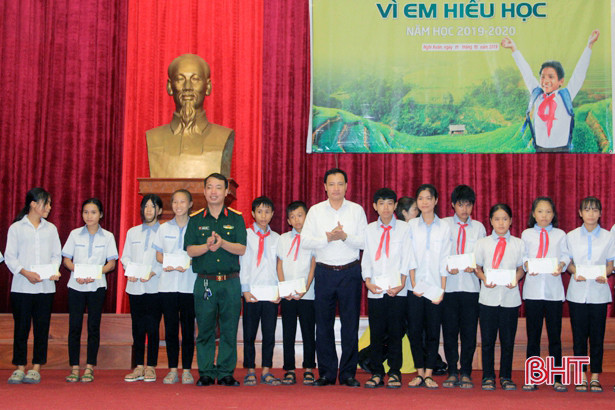 Viettel Hà Tĩnh trao 80 suất học bổng “Vì em hiếu học” tại Nghi Xuân