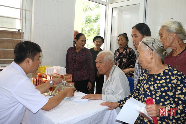 200 người dân Thạch Kim được khám, cấp thuốc miễn phí các bệnh về mắt