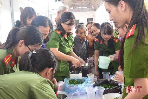 Hơn 200 bát cháo miễn phí đến với bệnh nhân nghèo Bệnh viện Cẩm xuyên