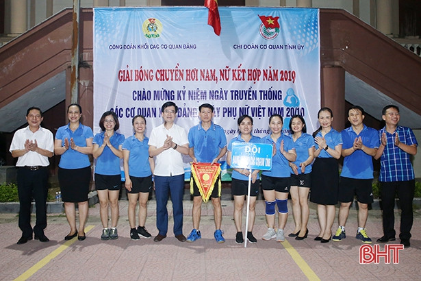 Đảng ủy Khối CCQ&DN tỉnh vô địch Giải bóng chuyền hơi khối các cơ quan Đảng