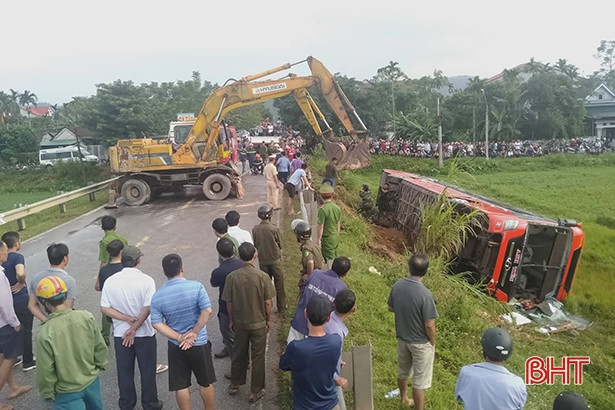 Xe khách qua Hà Tĩnh lật xuống ruộng, 1 người chết, 20 người bị thương