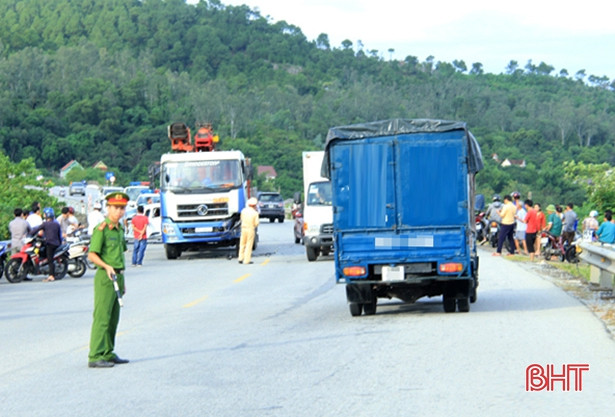 Huyndai i10 đấu đầu xe tải trên QL 1A qua Hà Tĩnh, 5 người đàn ông nhập viện