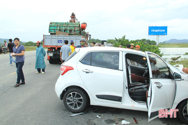 Huyndai i10 đấu đầu xe tải trên QL 1A qua Hà Tĩnh, 5 người đàn ông nhập viện