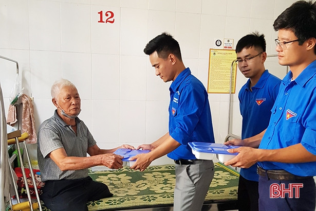 Trao 100 suất cơm tình thương cho bệnh nhân nghèo Bệnh viện Phổi Hà Tĩnh