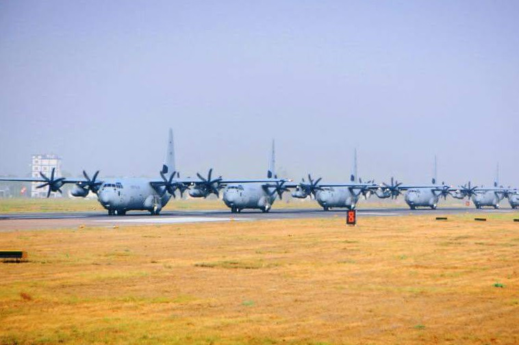 Không quân Mỹ và chiến thuật “voi đi bộ” đậm chất... khoe của