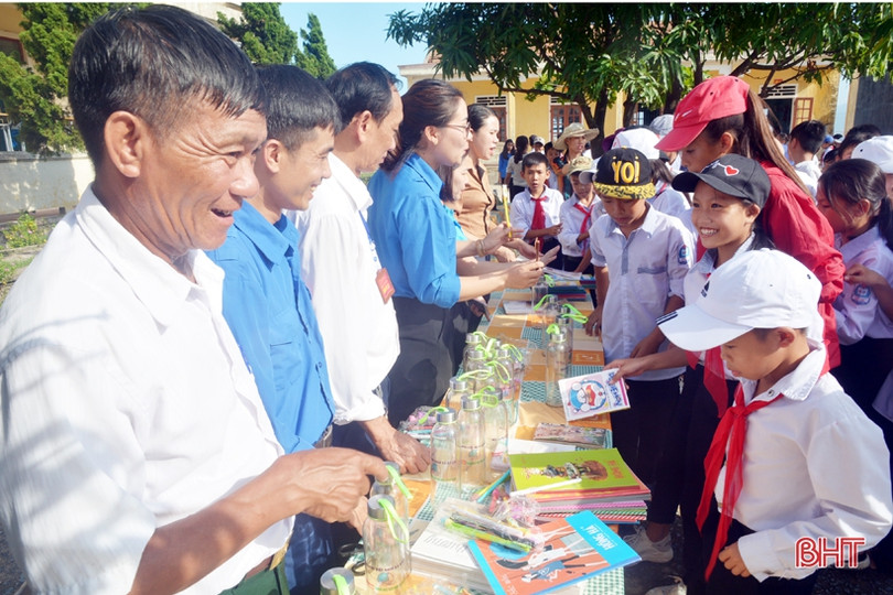 Phát động phong trào đổi rác thải nhựa lấy đồ dùng học tập ở TX Kỳ Anh