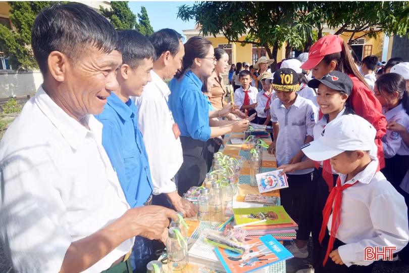 Phát động phong trào đổi rác thải nhựa lấy đồ dùng học tập ở TX Kỳ Anh