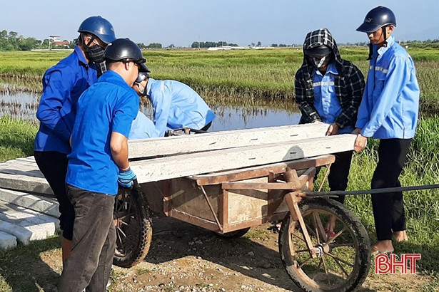 Tuổi trẻ Khối CCQ&DN Hà Tĩnh giúp Thạch Hội xây dựng nông thôn mới