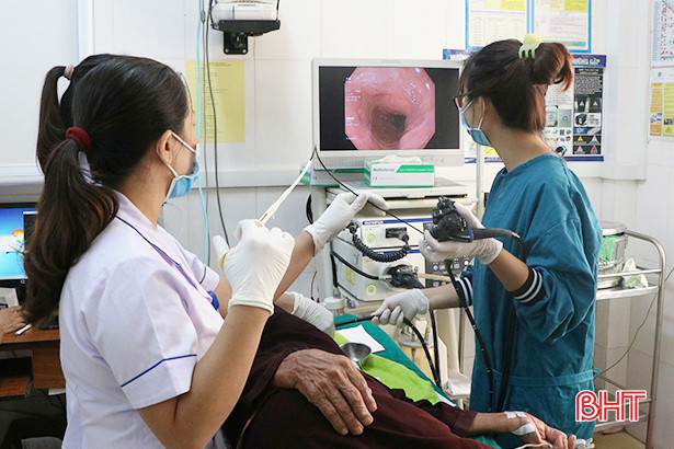 BVĐK Hà Tĩnh gắp viên thuốc nguyên vỉ sắc nhọn trong thực quản ông cụ 96 tuổi