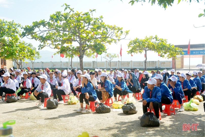 Phát động phong trào đổi rác thải nhựa lấy đồ dùng học tập ở TX Kỳ Anh