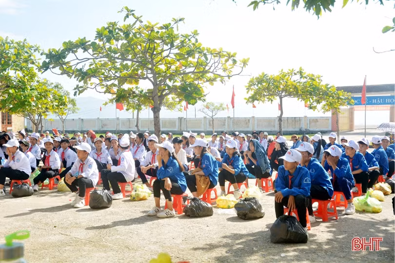 Phát động phong trào đổi rác thải nhựa lấy đồ dùng học tập ở TX Kỳ Anh