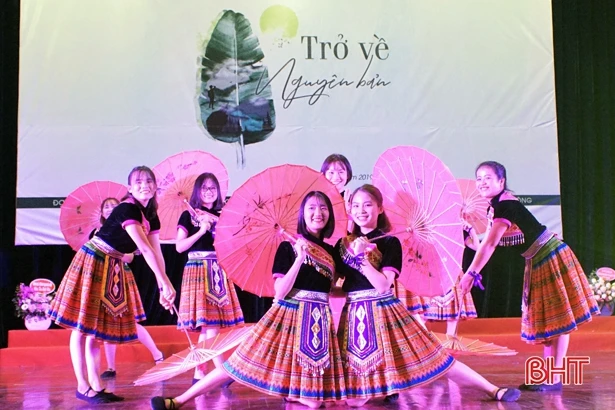 Tôn vinh sinh viên xứ Nghệ xuất sắc, điểm đầu vào đại học cao