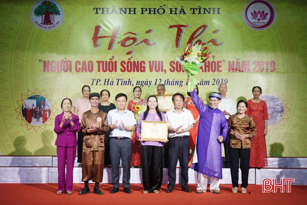 Tiểu phẩm hội thi “Sống vui - sống khỏe” hấp dẫn các cụ cao niên