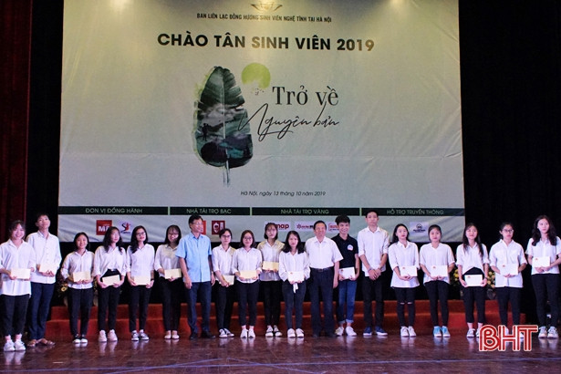 Tôn vinh sinh viên xứ Nghệ xuất sắc, điểm đầu vào đại học cao