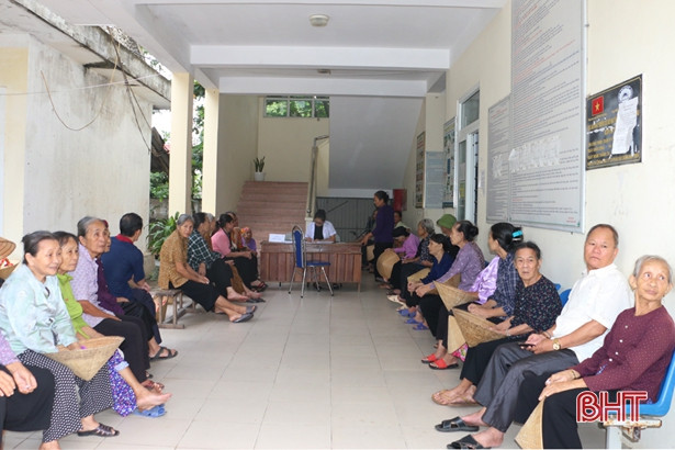 200 người dân Thạch Kim được khám, cấp thuốc miễn phí các bệnh về mắt