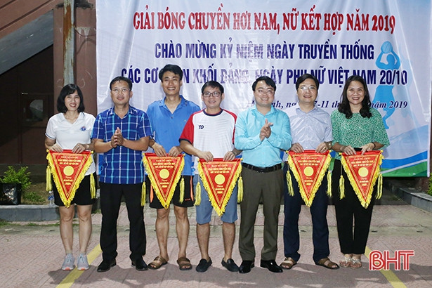 Đảng ủy Khối CCQ&DN tỉnh vô địch Giải bóng chuyền hơi khối các cơ quan Đảng
