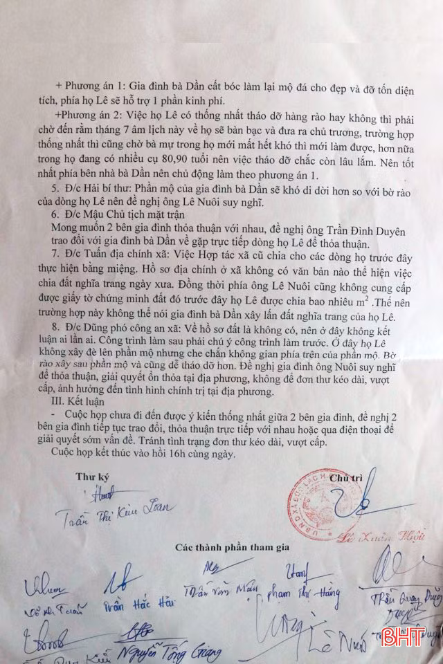 Sớm xử lý dứt điểm việc xây tường rào chồng lấn phần mộ ở Đức Lạc!