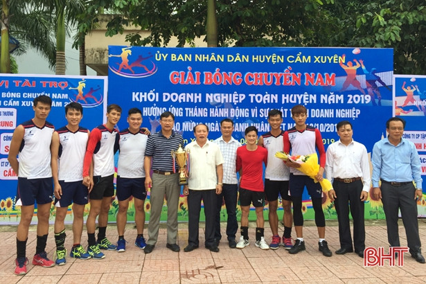 Doanh nghiệp Cẩm Xuyên sôi nổi tranh tài Giải bóng chuyền nam năm 2019