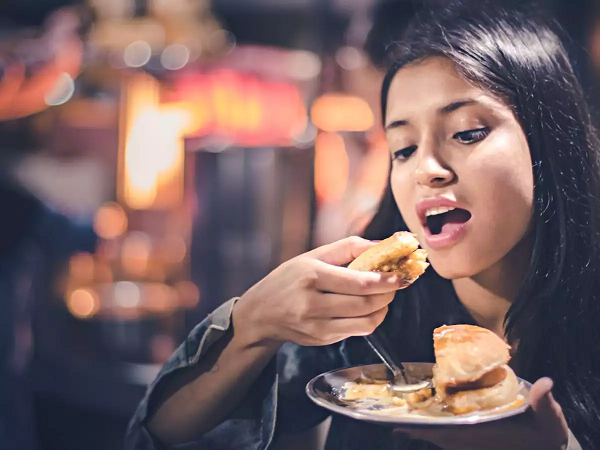 Tắm sau khi ăn tưởng bình thường hóa ra lại có hại đến như vậy