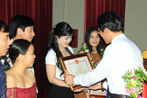 Nghi Xuân tôn vinh 43 doanh nghiệp, hộ kinh doanh tiêu biểu