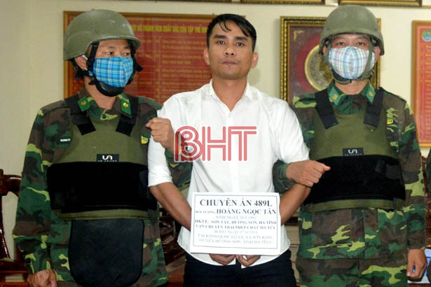 Bị bắt khi mang theo súng ngắn, vận chuyển 6 bánh heroin từ biên giới vào Hà Tĩnh