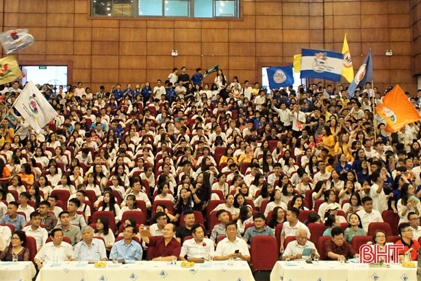 Tôn vinh sinh viên xứ Nghệ xuất sắc, điểm đầu vào đại học cao