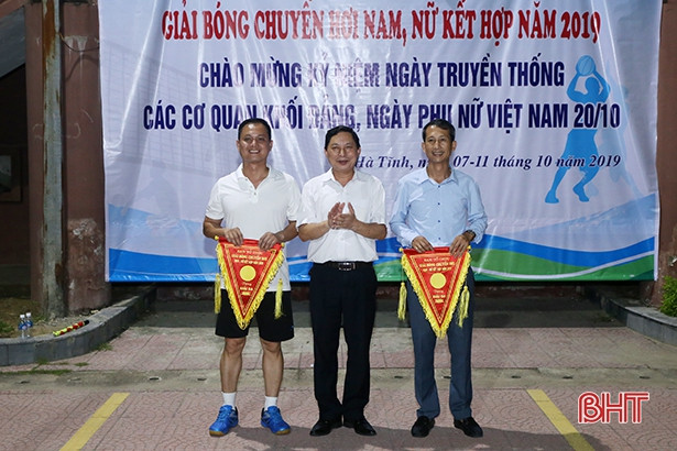 Đảng ủy Khối CCQ&DN tỉnh vô địch Giải bóng chuyền hơi khối các cơ quan Đảng