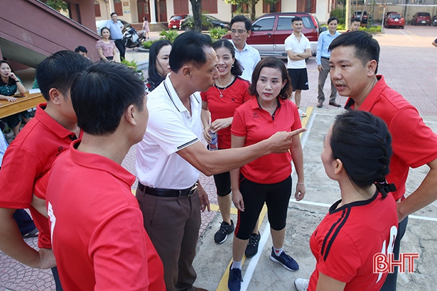 Đảng ủy Khối CCQ&DN tỉnh vô địch Giải bóng chuyền hơi khối các cơ quan Đảng