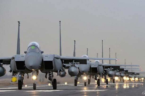 Không quân Mỹ và chiến thuật “voi đi bộ” đậm chất... khoe của