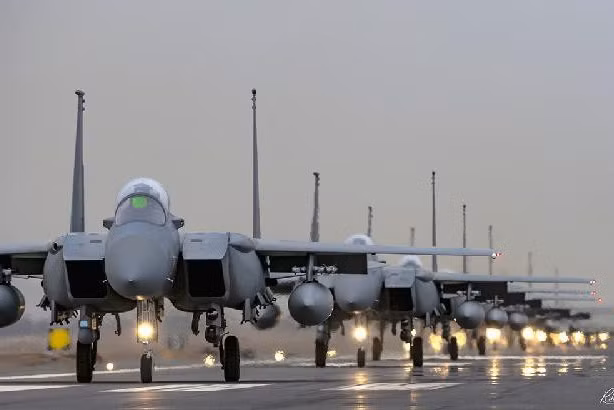 Không quân Mỹ và chiến thuật “voi đi bộ” đậm chất... khoe của