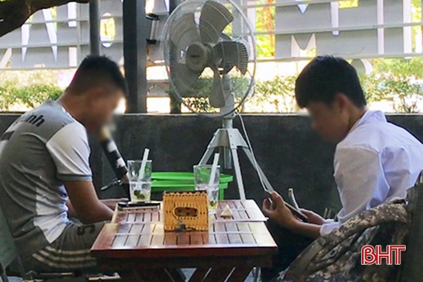 Nhức mắt cảnh tượng phì phèo thuốc lá trước mặt con trẻ