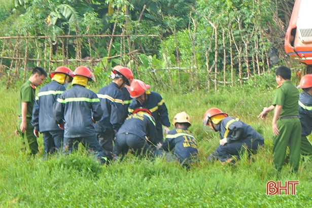 Xe khách qua Hà Tĩnh lật xuống ruộng, 1 người chết, 20 người bị thương