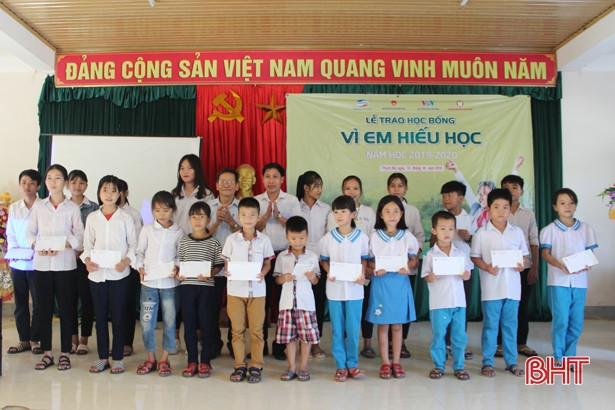 Viettel Hà Tĩnh trao 60 suất học bổng “Vì em hiếu học” ở Thạch Hà