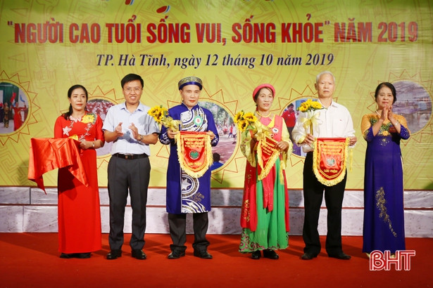 Tiểu phẩm hội thi “Sống vui - sống khỏe” hấp dẫn các cụ cao niên