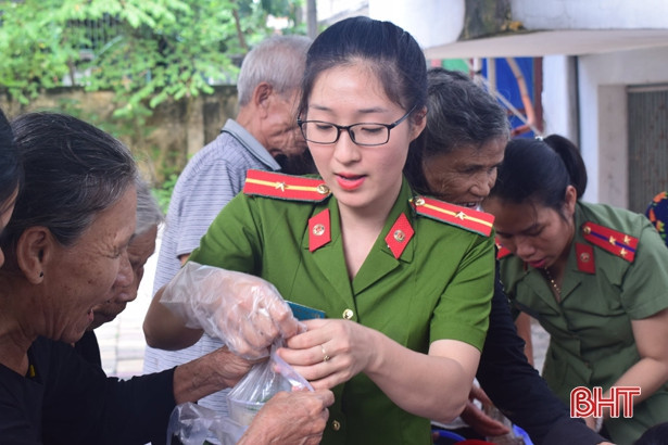 Hơn 200 bát cháo miễn phí đến với bệnh nhân nghèo Bệnh viện Cẩm xuyên