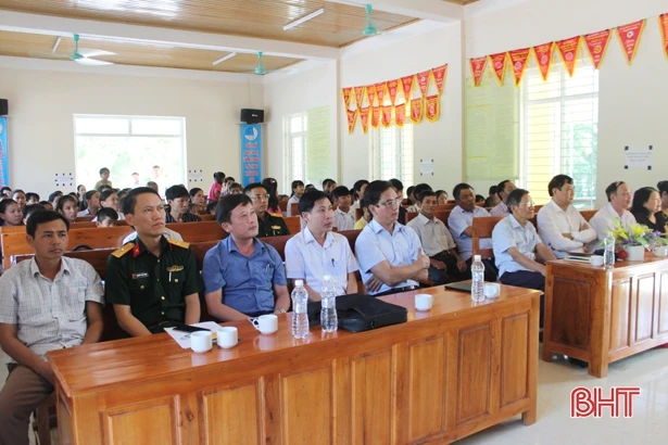 Viettel Hà Tĩnh trao 60 suất học bổng “Vì em hiếu học” ở Thạch Hà